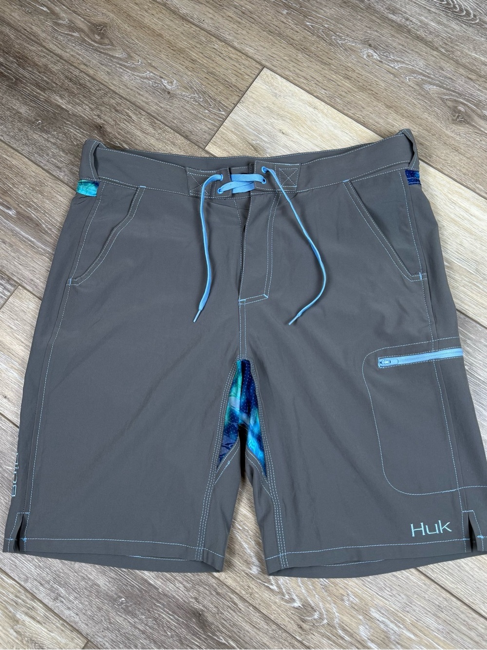 Huk Men's Hybrid Boar Shorts L Gray Fishing Swimming Surf Performance